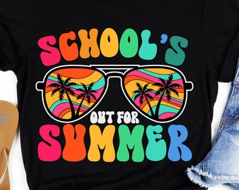 Puede incluir: Una camiseta negra con un diseño gráfico colorido que dice "School's Out For Summer" con un par de gafas de sol con palmeras reflejadas en las lentes. El texto está en un estilo de fuente retro.