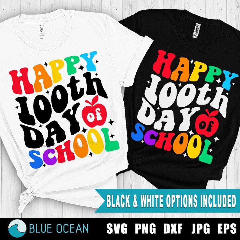 以下が含まれることがあります： 虹色の文字で「Happy 100th Day of School」と書かれたTシャツ2枚。レトロなフォントスタイルの文字。1枚は白、もう1枚は黒です。