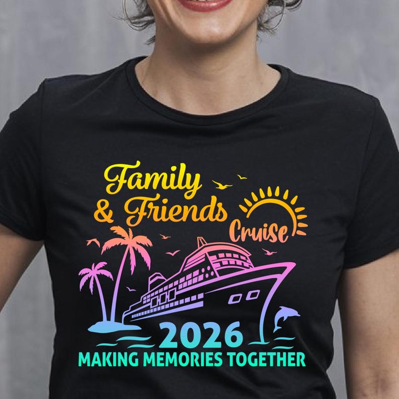 Pode incluir: Camiseta preta com um design gr&aacute;fico colorido. O design inclui as palavras "Family & Friends Cruise 2026" com um navio de cruzeiro, palmeiras, um sol e um golfinho. A frase "Making Memories Together" tamb&eacute;m est&aacute; inclu&iacute;da.