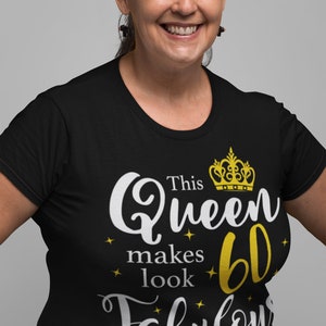Op de afbeelding: Zwart T-shirt met een witte afbeelding die "This Queen makes 60 look Fabulous" zegt met een gouden kroon boven het woord "Queen".