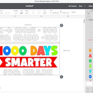 K&ouml;nnte beinhalten: Ein digitales Design f&uuml;r ein Schulprojekt mit dem Text "1000 DAYS SMARTER" in leuchtenden Farben. Das Design enth&auml;lt den Text "K-4: 180x5 = 900" und "5th GRADE: +100", mit einem roten Banner und dem Hashtag "#5th GRADE". Das Design ist 23,774 cm breit und 18,017 cm hoch.