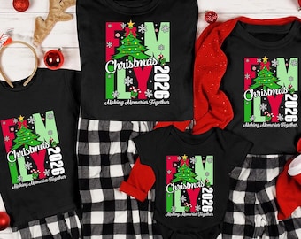 Può includere: Una collezione di t-shirt nere e un body per neonati con una stampa grafica di un albero di Natale verde, scritte rosse e il testo "FAMILY Christmas 2026 Making Memories Together" circondato da fiocchi di neve bianchi e ornamenti rossi.