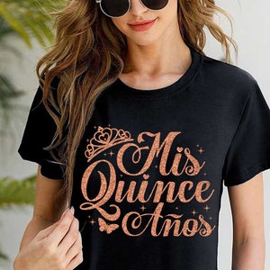Puede incluir: Camiseta negra con un dise&ntilde;o de purpurina dorada rosa que dice "Mis Quince A&ntilde;os" con una corona sobre el texto.