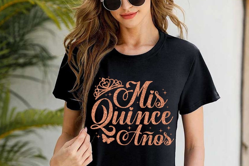 Puede incluir: Camiseta negra con un dise&ntilde;o de purpurina dorada rosa que dice "Mis Quince A&ntilde;os" con una corona sobre el texto.