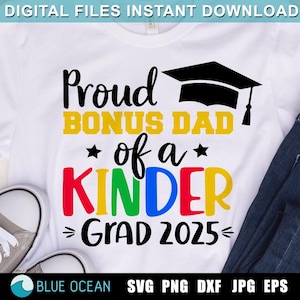 Trotse bonus papa van een Kinder Grad 2025 SVG, Kinder Graduate 2025 SVG, Kinder Grad 2025 SVG, Kinder Graduation 2025