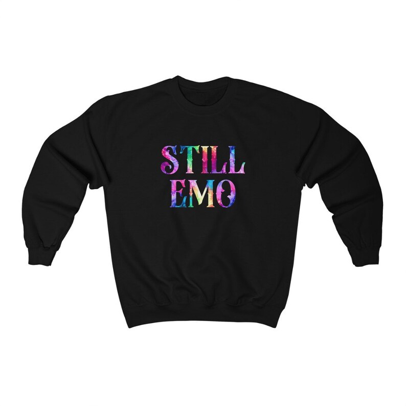 K&ouml;nnte beinhalten: Schwarzer Pullover mit dem Aufdruck "STILL EMO" in Regenbogenfarben.