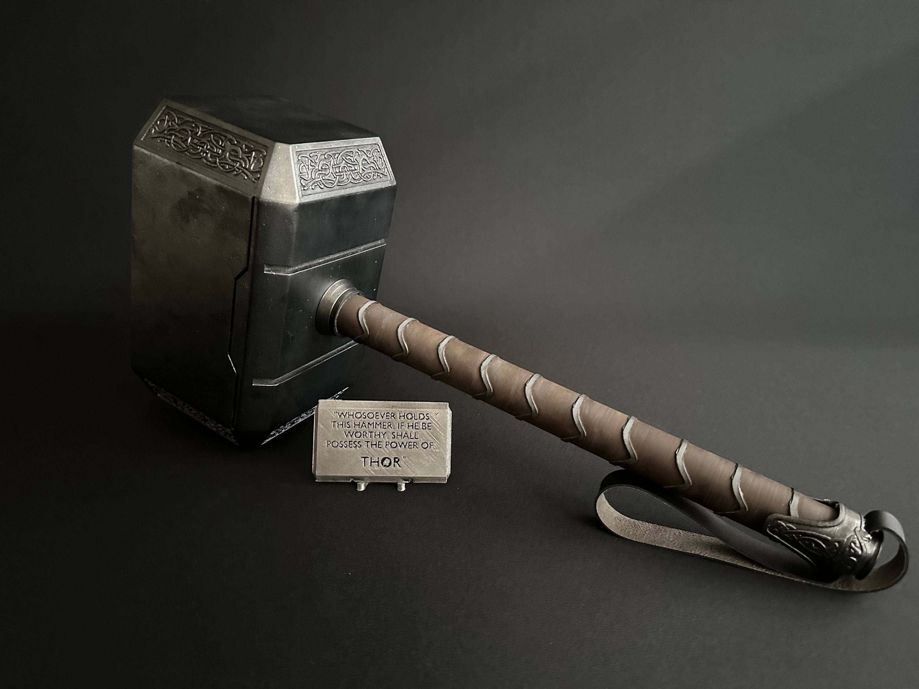 Cómo se llama el martillo de Thor?