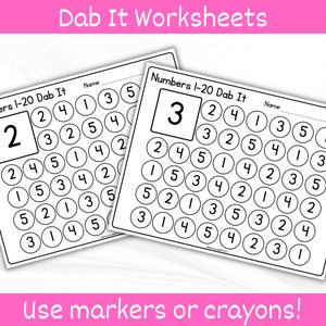 Op de afbeelding: Twee zwart-witte printbare werkbladen voor kinderen om te oefenen met het tellen van getallen van 1 tot 20. De werkbladen hebben de titel "Numbers 1-20 Dab It" en een ruimte voor een naam. Het eerste werkblad heeft het getal 2 in een vakje bovenaan en het tweede werkblad heeft het getal 3 in een vakje bovenaan. Beide werkbladen hebben 20 cirkels met de getallen 1 tot 5 in elke cirkel.