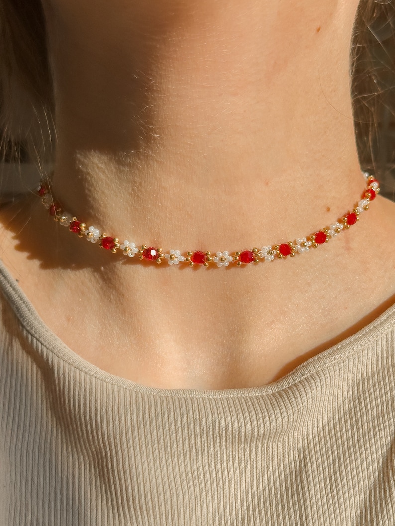 Collana girocollo floreale con perline realizzata con cristalli di vetro e metallo in argento sterling placcato in oro Ruby