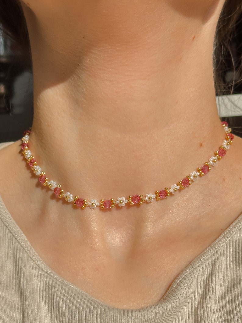 Collana girocollo floreale con perline realizzata con cristalli di vetro e metallo in argento sterling placcato in oro Rose