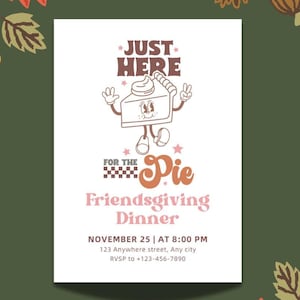 Peut inclure: Une carte d'invitation blanche avec un personnage de tarte en dessin animé. Le texte indique "Just Here For The Pie Friendsgiving Dinner" avec la date et l'heure "November 25 at 8:00 PM". L'adresse est "123 Anywhere street, Any city" et le numéro de RSVP est "+123-456-7890".