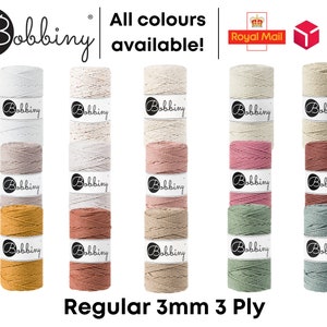 Puede incluir: Surtido de cuerda de algodón de 3 mm 3 cabos en varios colores, incluyendo natural, beige, rosa, rojo, amarillo, verde y azul. La cuerda está empaquetada en carretes y etiquetada "Bobbiny".