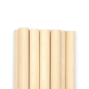 Puede incluir: Un conjunto de siete clavijas de madera, todas del mismo tama&ntilde;o y color, dispuestas en fila. Las clavijas son de color marr&oacute;n claro y tienen un acabado liso y pulido.