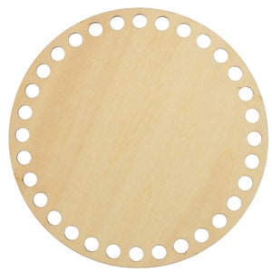 Puede incluir: Base de madera redonda sin terminar con agujeros espaciados uniformemente alrededor del perímetro. La base es de color marrón claro y está diseñada para proyectos de manualidades. Los agujeros sirven para sujetar hilo u otros materiales.