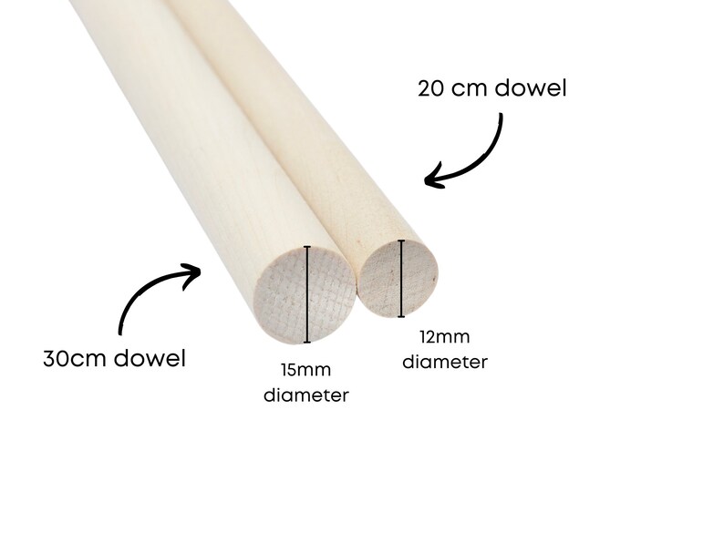 Puede incluir: Dos clavijas de madera, una de 30 cm de largo con un di&aacute;metro de 15 mm y otra de 20 cm de largo con un di&aacute;metro de 12 mm.