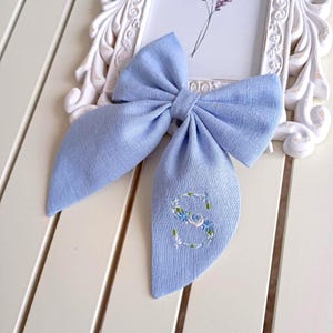 Noeud pour cheveux monogrammé, noeud à cheveux en lin lettre personnalisé, barrette à cheveux florale, lettre fleur, noeud à cheveux brodé initiale, noeud cadeau, bleu poudré
