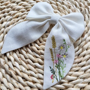 Vildblomma, hårrosett i linne, hårspänne med blommigt hår, ängsblomma, broderad hårrosett, presentrosett, mjölkvit