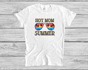 Hot Mom Summer, ambiance estivale, vie de maman, t-shirt avec lunettes de soleil