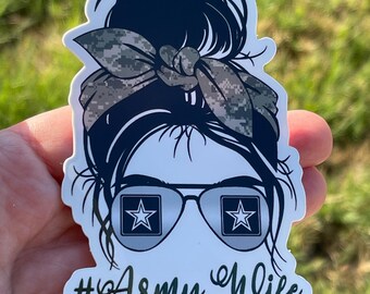 Styles de femme militaire fiers de chignon désordonné, conjoint vétéran, femme patriote, autocollant résistant aux intempéries découpé avec des matrices des services armés
