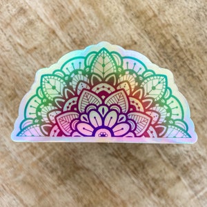 Demi-mandala holographique en vinyle | Imperméable, lavable au lave-vaisselle, durable | autocollant bouteille d'eau | Sticker pour ordinateur portable | Autocollant voiture