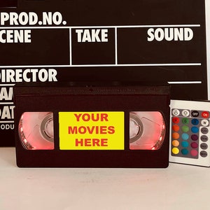 Lámpara VHS de película personalizada Cintas VHS retro Luz VHS Años 70, 80, 90 Navidad, Halloween, Regalo Póster de película, Película de terror, Accesorio de oficina Comedia