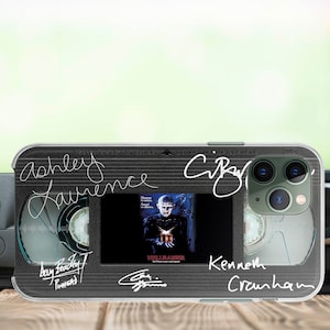 Könnte beinhalten: Eine transparente Handyhülle mit einem schwarz-weißen VHS-Kassetten-Design. Die Hülle zeigt Autogramme von Ashley Laurence, Doug Bradley, Clive Barker und Kenneth Cranham. Die Hülle enthält auch ein kleines Bild des Films "Hellraiser".