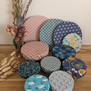 Peut inclure: Une collection de onze couvercles de bol en tissu ronds de différentes tailles et motifs, incluant des éventails roses, des formes géométriques bleu sarcelle, des étoiles bleu marine, des citrons jaunes, des hirondelles et des flamants roses.