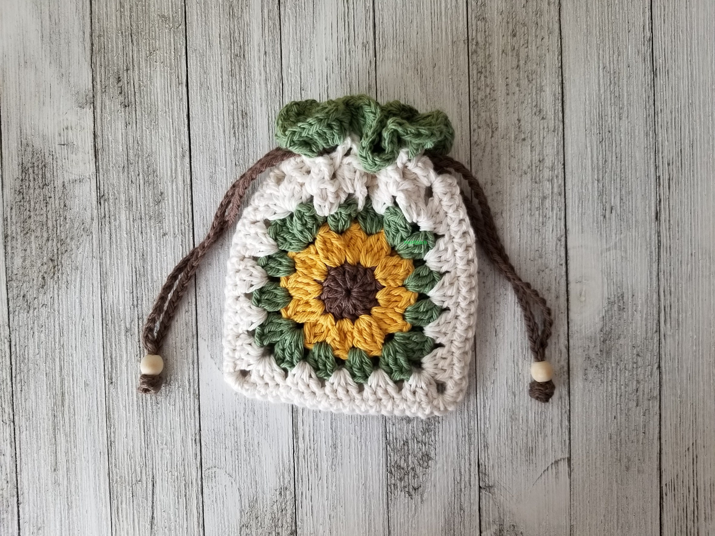 40 Sunflower Granny Square Crochet Patterns for Bright Blankets, Bags, and More 28 Pattern for crochet sunflower pouch