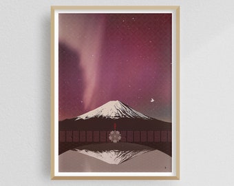 Può includere: Una stampa d'arte digitale che presenta una cima di montagna innevata con un cielo stellato rosa e viola sopra. La montagna si riflette in uno specchio d'acqua calmo sotto. La stampa ha un'estetica giapponese.