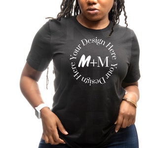 Könnte beinhalten: Ein schwarzes T-Shirt mit einem weißen Kreisdesign, auf dem "Design Your Here M+M Design Your Here" steht.