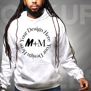 Könnte beinhalten: Weißer Kapuzenpullover mit einem schwarzen Kreisdesign, auf dem "Design Your Here Your Design Here" steht, mit den Buchstaben M+M in der Mitte.