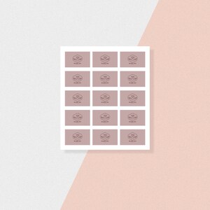 Pu&ograve; includere: Un foglio di 18 adesivi con un design floreale e il testo "BLACK TEA" in un carattere marrone.