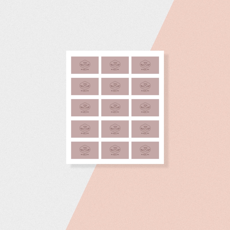 Pu&ograve; includere: Un foglio di 18 adesivi con un design floreale e il testo "BLACK TEA" in un carattere marrone.