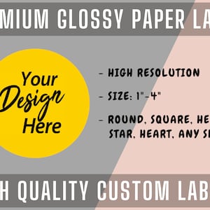 Pu&ograve; includere: Un cerchio giallo con il testo "Your Design Here" su uno sfondo grigio. Il testo "PREMIUM GLOSSY PAPER LABEL" &egrave; nella parte superiore dell'immagine. Il testo "HIGH RESOLUTION", "SIZE: 1"-4"", "ROUND, SQUARE, HEART, STAR, HEART, ANY SHAPE", e "HIGH QUALITY CUSTOM LABELS" &egrave; sul lato destro dell'immagine.