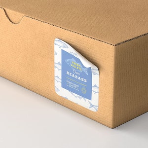 Pu&ograve; includere: Un adesivo bianco con accenti blu su una scatola di cartone marrone. L'adesivo dice "Filetti di pesce fresco Oceano Branzino Qualit&agrave; superiore Branzino selvatico Scelta perfetta - 1,5 kg (3,3 lb)".