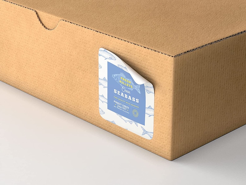 Pu&ograve; includere: Un adesivo bianco con accenti blu su una scatola di cartone marrone. L'adesivo dice "Filetti di pesce fresco Oceano Branzino Qualit&agrave; superiore Branzino selvatico Scelta perfetta - 1,5 kg (3,3 lb)".