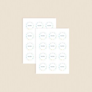Pu&ograve; includere: Due fogli di carta bianca con 24 adesivi rotondi. Ogni adesivo presenta una ghirlanda floreale blu chiaro con accenti gialli e rossi. Il testo "Sweet Shower" &egrave; scritto in nero all'interno della ghirlanda.