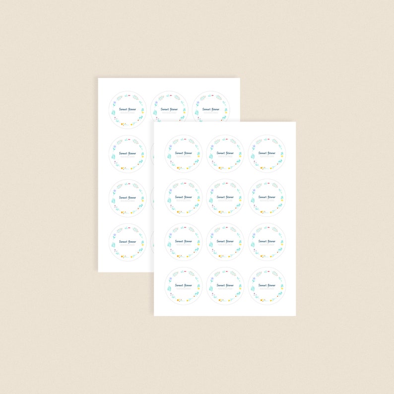 Pu&ograve; includere: Due fogli di carta bianca con 24 adesivi rotondi. Ogni adesivo presenta una ghirlanda floreale blu chiaro con accenti gialli e rossi. Il testo "Sweet Shower" &egrave; scritto in nero all'interno della ghirlanda.