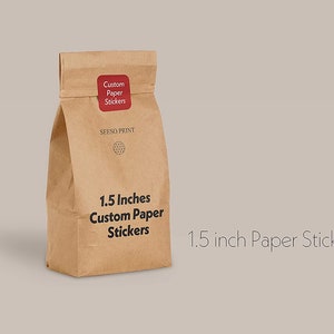 Pu&ograve; includere: Un sacchetto di carta marrone con un adesivo rosso che dice "Custom Paper Stickers". Il sacchetto ha anche un'etichetta nera che dice "1.5 Inches Custom Paper Stickers" e "SEESO PRINT". Il testo "1.5 inch Paper Stickers" &egrave; stampato sotto il sacchetto.