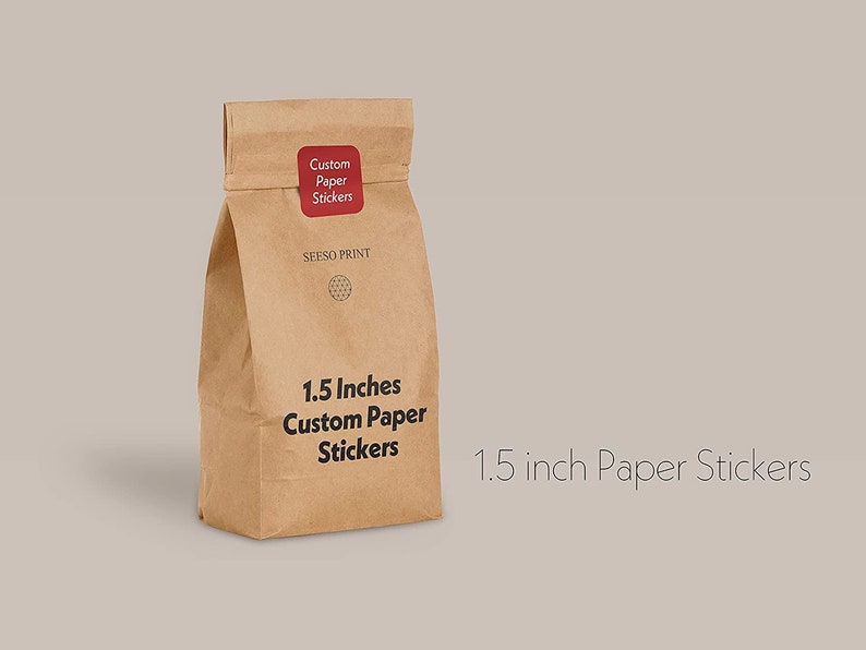 Pu&ograve; includere: Un sacchetto di carta marrone con un adesivo rosso che dice "Custom Paper Stickers". Il sacchetto ha anche un'etichetta nera che dice "1.5 Inches Custom Paper Stickers" e "SEESO PRINT". Il testo "1.5 inch Paper Stickers" &egrave; stampato sotto il sacchetto.