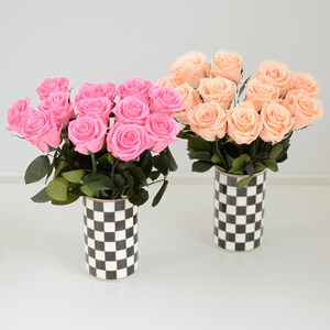 Rosen-Mosaik - 12 konservierte Rosen in karierter Vase | Für immer Rosen | Konservierte Blumen
