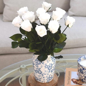 Jarrón vintage de porcelana azul y blanca con 12 rosas preservadas. Regalo para el Día de la Madre. Jarrón de cerámica para decoración del hogar. Decoración estilo chinoiserie.