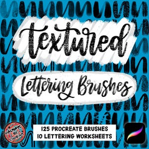Puede incluir: Un fondo azul con pinceles de letras texturizados negros. El texto "Textured Lettering Brushes" está en un cuadro blanco con un contorno negro. El texto "125 Procreate Brushes" y "10 Lettering Worksheets" está en texto blanco sobre fondo negro. El texto "@Always Be Coloring" está en texto blanco sobre un círculo negro con un contorno blanco.