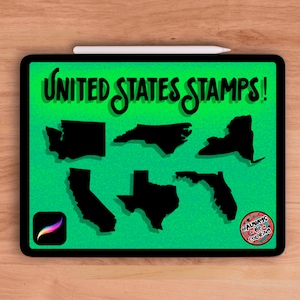 Może przedstawiać: Cyfrowa ilustracja sześciu zarysów stanów USA w kolorze czarnym na zielonym tle. Stanami są Waszyngton, Karolina Północna, Nowy Jork, Kalifornia, Teksas i Floryda. Tekst "UNITED STATES STAMPS!" znajduje się w górnej części obrazu.