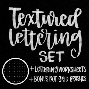 Puede incluir: Conjunto de letras texturizadas con un círculo blanco con puntos negros sobre un fondo negro. El texto dice "Textured lettering set + lettering worksheets + bonus dot grid brushes".