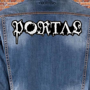 Op de afbeelding: Een spijkerjack met een witte "PORTAL" patch genaaid op de rug.
