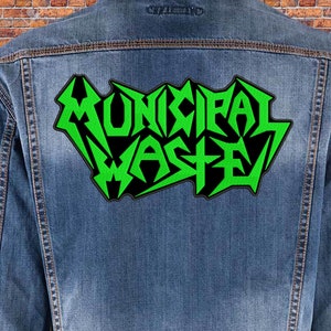 Peut inclure: Patch thermocollant vert et noir avec le texte "Municipal Waste" dans un style de police heavy metal.