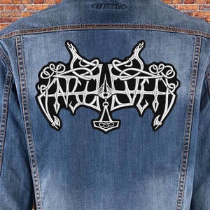 Peut inclure: Un écusson brodé blanc avec le mot "ARVELYN" dans une police de caractères stylisée. L'écusson est sur une veste en jean bleue. L'écusson présente un motif de nœuds et une ancre stylisée.