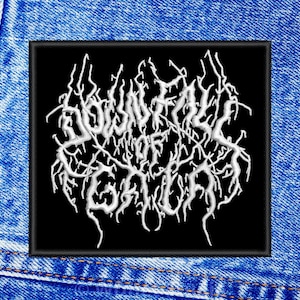 Puede incluir: Parche bordado en blanco y negro con el texto "DOWNFALL OF GAIA" en una fuente estilizada.