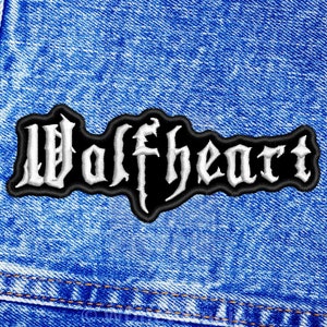 Op de afbeelding: Zwart-wit geborduurde patch met het woord "Wolfheart" in een gotisch lettertype.
